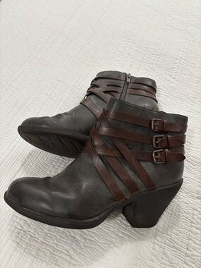 Eurosoft by Sofft Women’s Dark Gray Ankle Booties with Brown Straps Size 9
